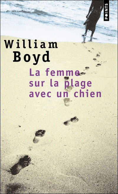 La femme sur la plage avec un chien de William Boyd